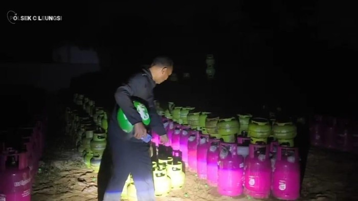Polisi menggerebek tempat pengoplosan LPG di wilayah Desa Dayeuh, Cileungsi, Bogor, Jawa Barat. Sebanyak 506 tabung LPG disita dalam penggerebekan itu. (dok Istimewa)