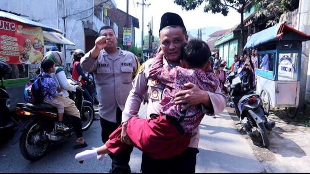 Polisi selamatkan bocah SD yang nekat manjat menara