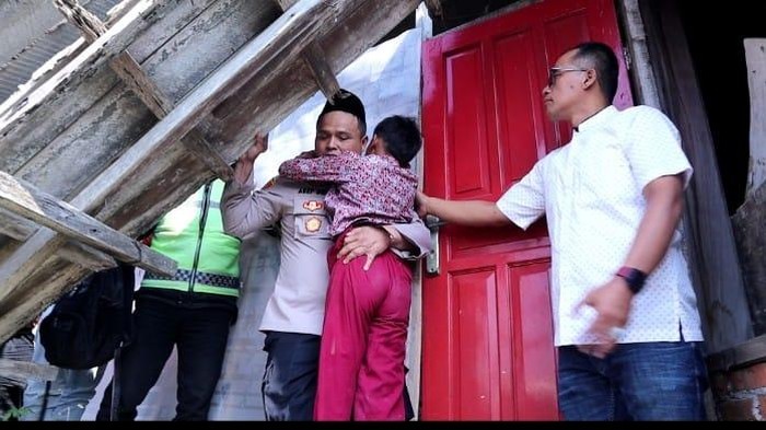 Polisi selamatkan bocah SD yang nekat manjat menara