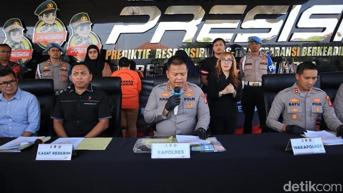 Polisi tangkap dua wanita penipu penjualan kontrakan fiktif di Bekasi. Polisi mengungkap awal mula kasus yang merugikan korban hingga Rp 4,1 miliar ini. (dok Istimewa)