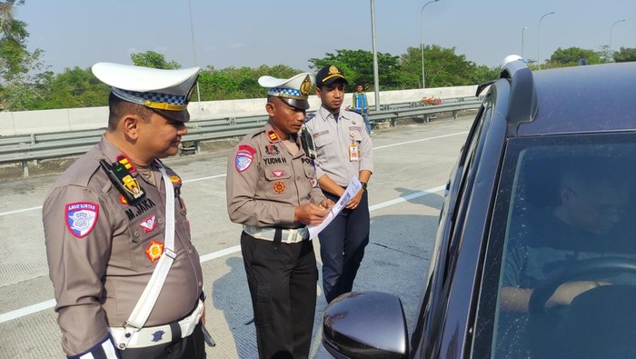 Petugas menghentikan pengendara yang tertangkap kamera over speed yang ngebut di Tol Ngawi-Kertosono-Kediri