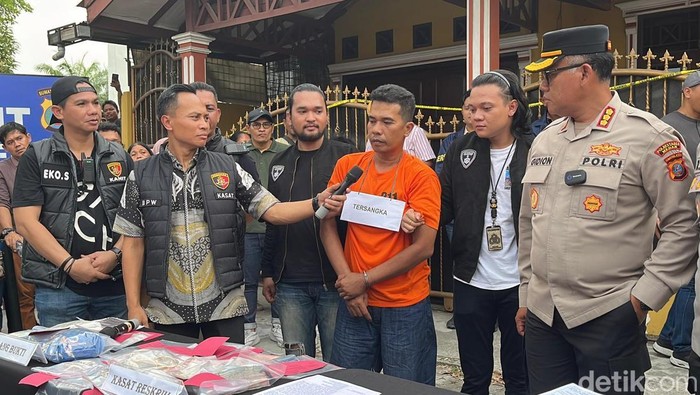Polrestabes Medan saat merilis kasus pembunuhan di Jalan Balai Desa. (Finta Rahyuni/detikSumut)