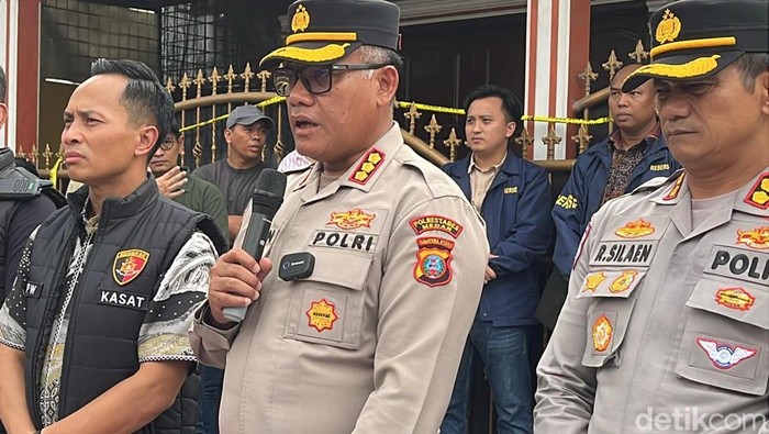 Polrestabes Medan saat merilis kasus pembunuhan di Jalan Balai Desa. (Finta Rahyuni/detikSumut)
