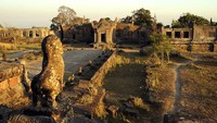 Kuil ini terletak di Pegunungan Dangrek dekat perbatasan Thailand-Kamboja. Saat UNESCO mempertimbangkan permohonan Kamboja, Thailand menggungat. Namun, UNESCO tetap menyetujui permohonan Kamboja untuk Preah Vihear. Sejak saat itu Kamboja menutup perbatasan Preah Vihear selama Thailand melakukan protes. Hanya dalam waktu seminggu, ratusan tentara dari kedua negara tersebut memenuhi wilayah sengketa. Foto: Roland Neveu/LightRocket via Getty Images