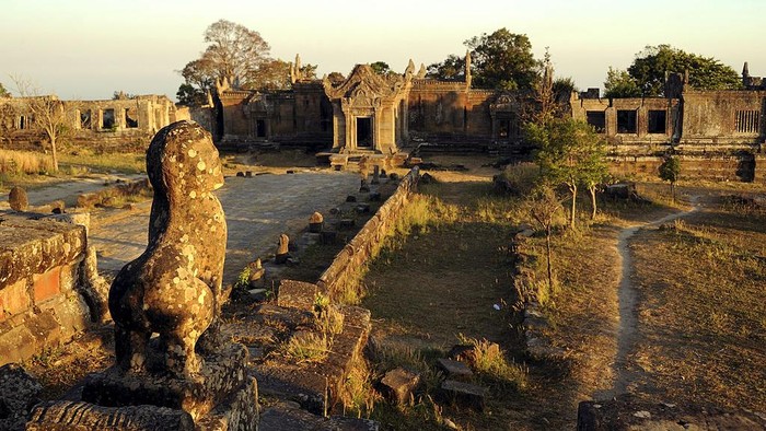 Potret Kuil Preah Vihear, Pangkal Konflik Kamboja-Thailand PREAH VIHEAR, CAMBODIA - 2008/01/22: The Angkor-era temple complex of Preah Vihear is located on the border with Thailand, and is again the certain of a row on border demarcation between the two countries as Cambodia is trying to register the temples to the UNESCO world heritage.. (Photo by Roland Neveu/LightRocket via Getty Images)