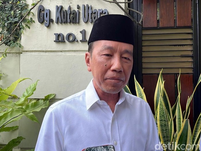 Presiden ke-7 RI Joko Widodo (Jokowi) saat ditemui di kediamannya, Sumber, Banjarsari, Solo, Jumat (25/7/2025).