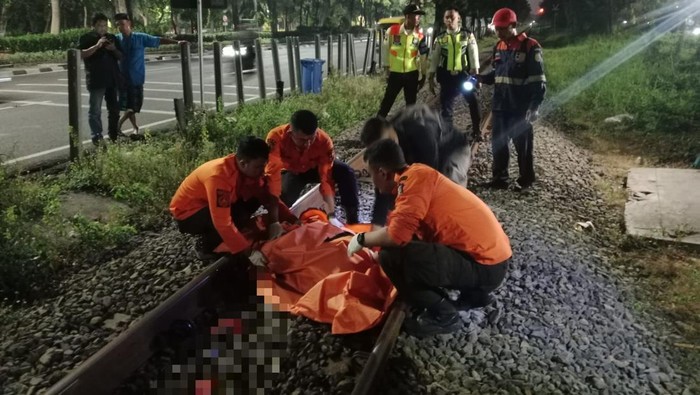 Pria tewas tertabrak kereta api di Surabaya.