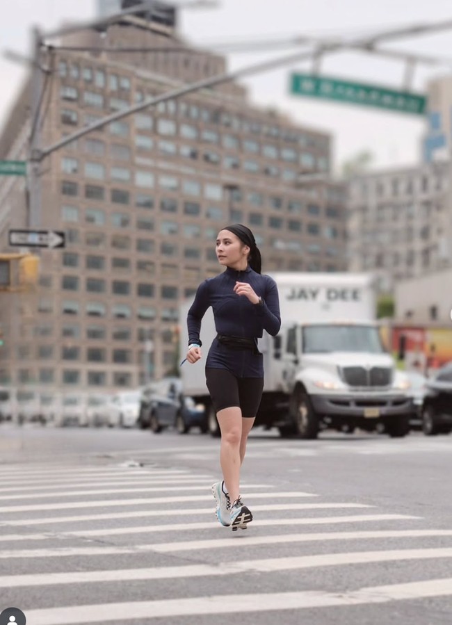 Tak hanya sekedar berlibur, kepergian Prilly Latuconsina ke Amerika sekaligus untuk mengikuti acara lari di sana. Melalui Instagram pribadinya, Prilly membagikan momen dirinya saat lari di New York. Foto: Instagram/@prillylatuconsina96