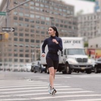Tak hanya sekedar berlibur, kepergian Prilly Latuconsina ke Amerika sekaligus untuk mengikuti acara lari di sana. Melalui Instagram pribadinya, Prilly membagikan momen dirinya saat lari di New York. Foto: Instagram/@prillylatuconsina96
