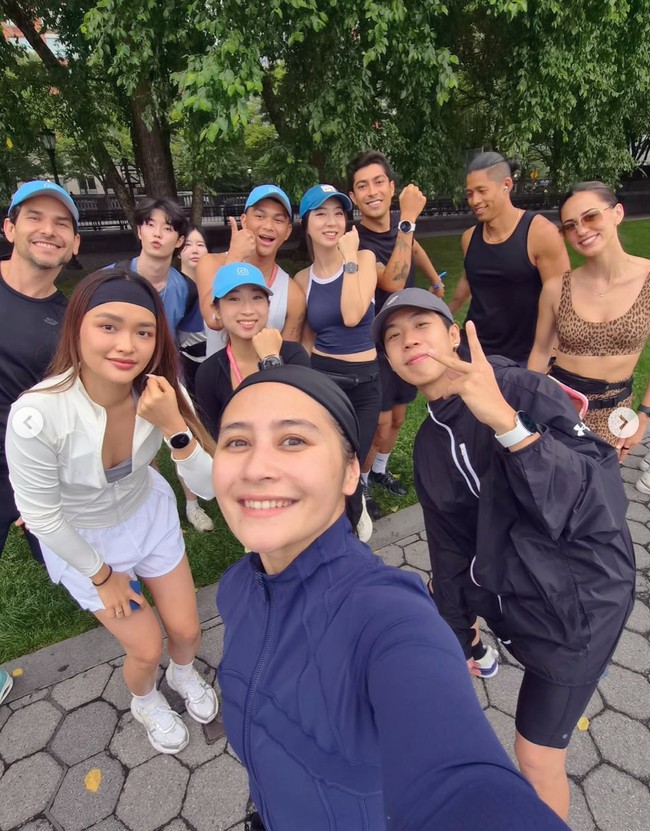 Di keterangan unggahannya Prilly mengaku dipilih menjadi salah satu team leader di acara tersebut. Meski sempat meragukan diri karena merasa dirinya bukan seorang pelari, namun pada akhirnya ia bisa menyelesaikan tugasnya tersebut. Foto: Instagram/@prillylatuconsina96