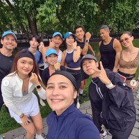 Di keterangan unggahannya Prilly mengaku dipilih menjadi salah satu team leader di acara tersebut. Meski sempat meragukan diri karena merasa dirinya bukan seorang pelari, namun pada akhirnya ia bisa menyelesaikan tugasnya tersebut. Foto: Instagram/@prillylatuconsina96
