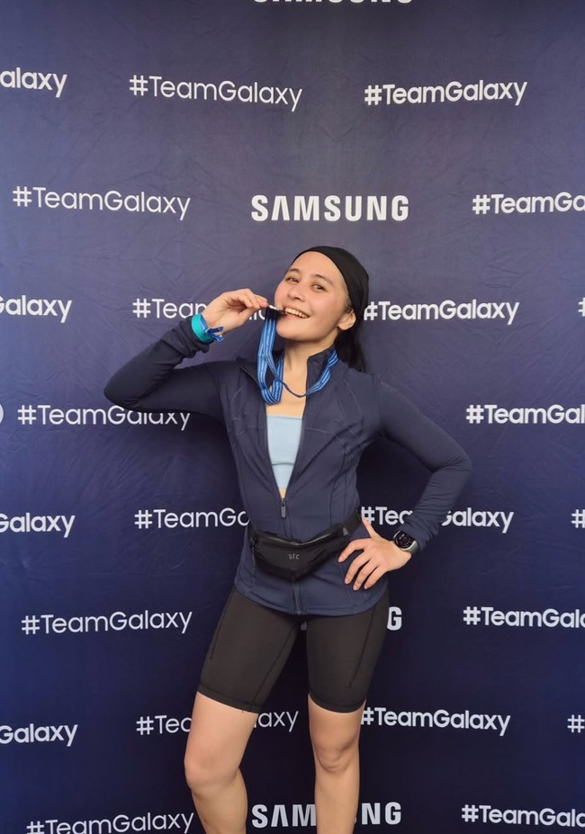 Tampil sporty, Prilly tampak mengenakan sport bra abu-abu dipadukan jaket lari berwarna navy dan celana pendek legging olahraga. Prilly juga tampak membawa tas pinggang dan mengenakan headband di kepala. Foto: Instagram/@prillylatuconsina96