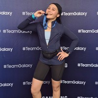 Tampil sporty, Prilly tampak mengenakan sport bra abu-abu dipadukan jaket lari berwarna navy dan celana pendek legging olahraga. Prilly juga tampak membawa tas pinggang dan mengenakan headband di kepala. Foto: Instagram/@prillylatuconsina96