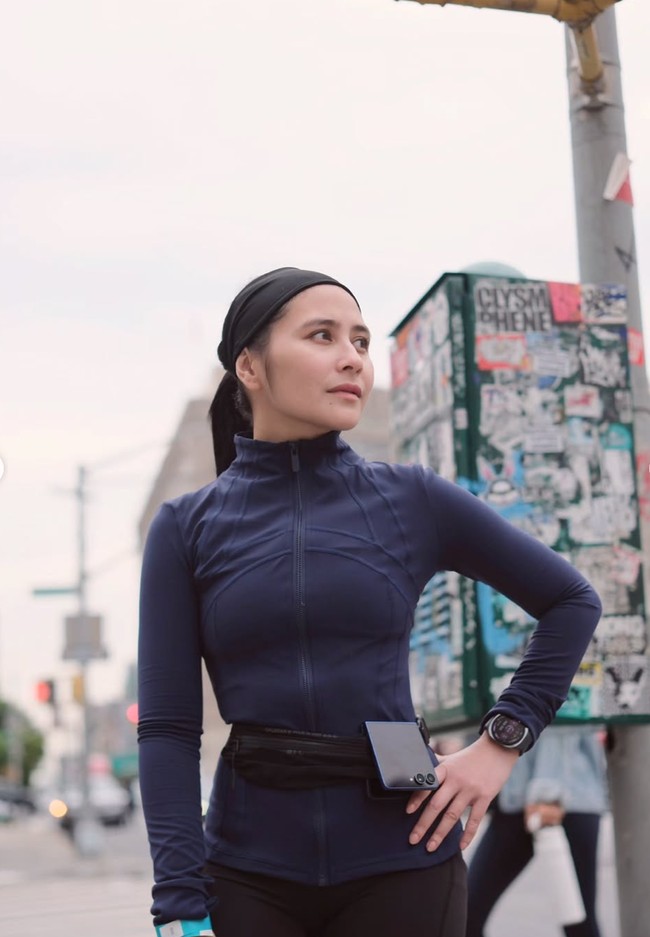 Pamer kecantikan natural, Prilly tampil bareface tanpa makeup. Rambutnya juga hanya diikat ponytail ke belakang. Foto: Instagram/@prillylatuconsina96