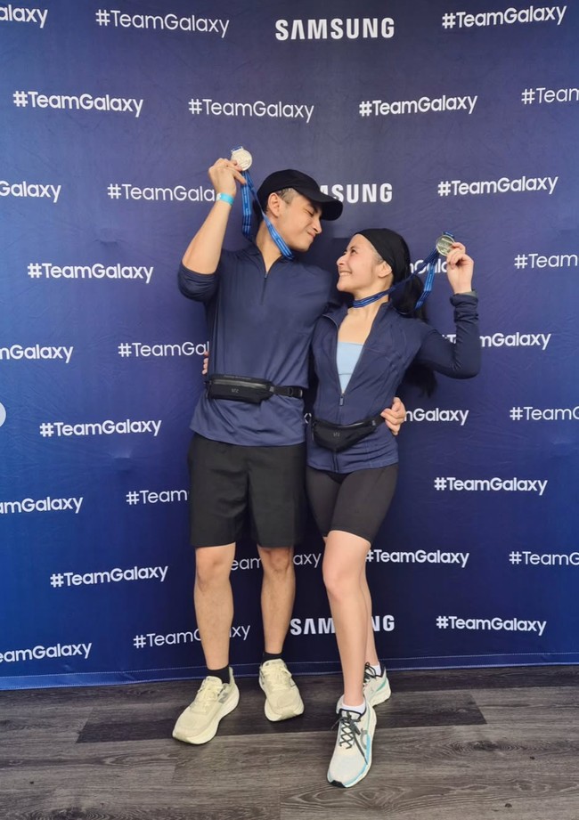 Kekasih Prilly, Omara, juga tampak mengikuti acara tersebut. Meski harus lari terpisah karena berbeda kelompok, namun keduanya terlihat kompak kenakan busana olahraga couple. Foto: Instagram/@prillylatuconsina96
