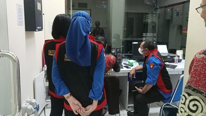Proses penggeledahan Tim Penyidik Kejati DIY di Kantor Dinas Kominfo Sleman, Kamis (24/7/2025).