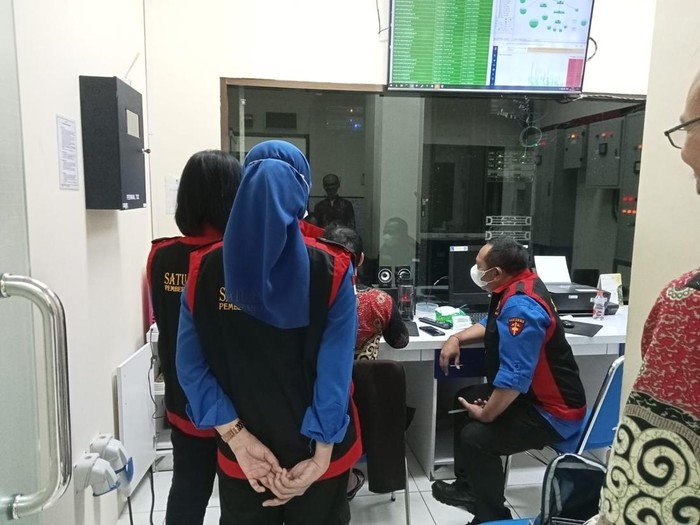 Proses penggeledahan Tim Penyidik Kejati DIY di Kantor Dinas Kominfo Sleman, Kamis (24/7/2025).