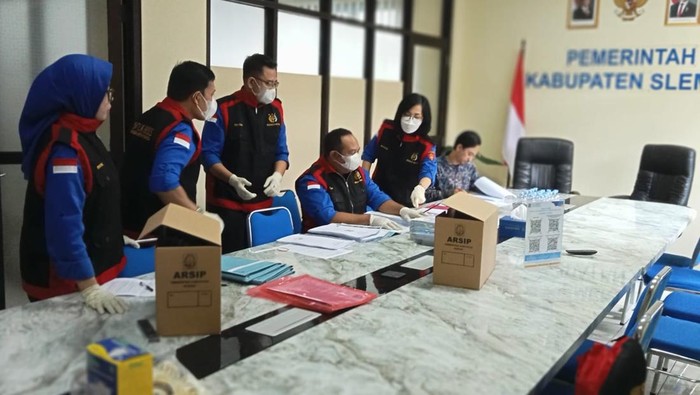 Proses penggeledahan Tim Penyidik Kejati DIY di Kantor Dinas Kominfo Sleman, Kamis (24/7/2025).