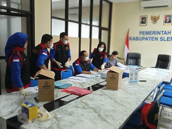 Proses penggeledahan Tim Penyidik Kejati DIY di Kantor Dinas Kominfo Sleman, Kamis (24/7/2025).