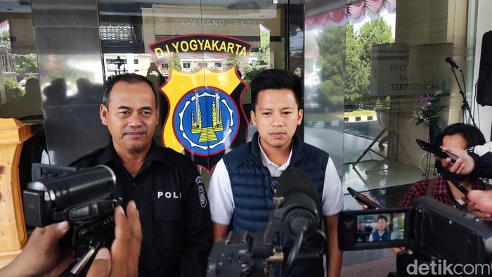 Ps Kanit 3 Sat Reskrim Polresta Sleman Iptu Akbar Ramadhan (kanan) saat memberikan keterangan kepada wartawan di Polresta Sleman, Jumat (25/7/2025)
