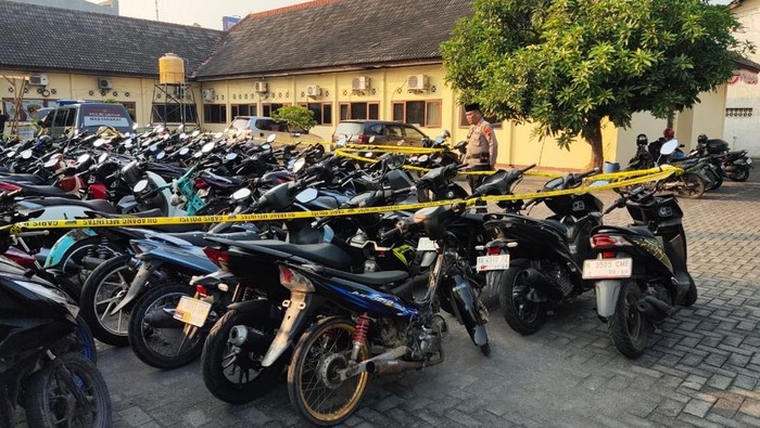 Polrestabes Semarang menindak puluhan kendaraan bermotor dalam razia balap liar di Jalan Brigjend Sudiarto, Kecamatan Pedurungan, Jumat (25/7/2025).