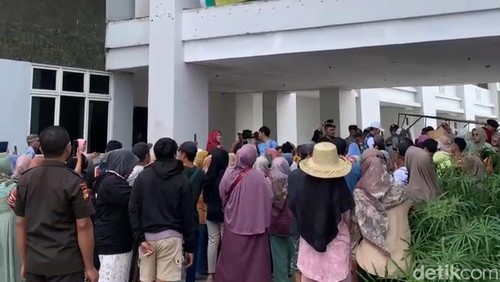 Puluhan pedagang di Pasar Renteng Lombok Tengah saat menggeruduk kantor bupati, Jumat (25/7/2025). (Edi Suryansyah/detikBali)