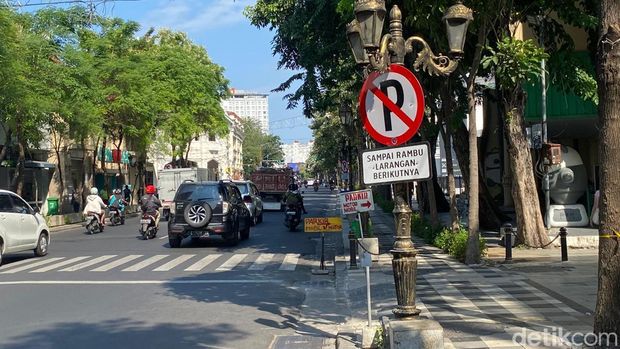Rambu-rambu larangan parkir di TJU Jalan Tunjungan telah dipasangan. Rambu-rambu larangan parkir di TJU Jalan Tunjungan telah dipasangan.