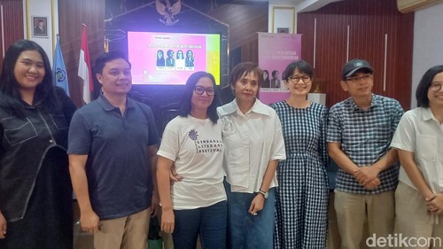 Ratih Kumala seusai acara diskusi sastra SLF di Undiksa, Jumat (25/7/2025). (Made Wijaya Kusuma)