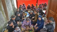 Sejumlah warga menyantap nasi Tumpeng dan Ingkung ayam bersama saat tradisi Merti Dusun Regeng Suro. Foto: ANTARA FOTO/Anis Efizudin