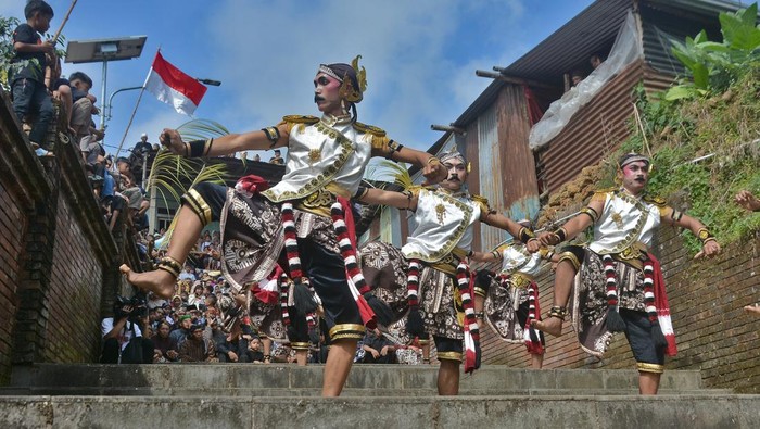 Sejumlah penari menampilkan tari Kuda Lumping saat tradisi Merti Dusun Regeng Suro di kawasan lereng Gunung Prau, Dusun Bakal, Campurejo, Tretep, Temanggung, Jawa Tengah, Jumat (25/7/2025). Tradisi tahunan setiap bulan Suro penanggalan Jawa tersebut sebagai ungkapan syukur kepada Tuhan YME atas kemakmuran dan kesejahteraan  sekaligus sarana memanjatkan doa memulai musim panen tembakau. ANTARA FOTO/Anis Efizudin/bar
