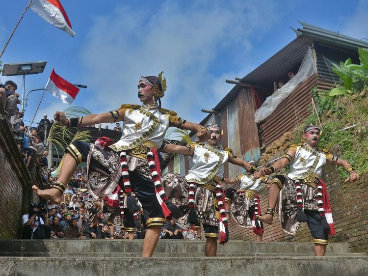 Ritual Panen dan Warisan Leluhur Hidup di Tradisi Regeng Suro