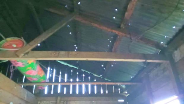 Kondisi rumah dinas guru di SD Negeri 002 Krayan Tengah, Kabupaten Nunukan, Kalimantan Utara, memprihatinkan. Bangunan yang berdiri sejak 1983 ini mengalami kerusakan parah, mulai dari atap bocor, dinding dan lantai rapuh, hingga tiang penyangga yang dimakan rayap.