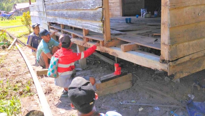 Kondisi rumah dinas guru di SD Negeri 002 Krayan Tengah, Kabupaten Nunukan, Kalimantan Utara, memprihatinkan. Bangunan yang berdiri sejak 1983 ini mengalami kerusakan parah, mulai dari atap bocor, dinding dan lantai rapuh, hingga tiang penyangga yang dimakan rayap.