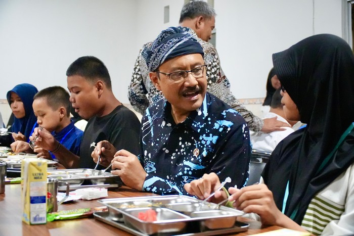 Menteri Sosial Saifullah Yusuf (Gus Ipul) makan malam bersama 93 siswa Sekolah Rakyat Menengah Pertama (SRMP) 10 Bogor, pada Kamis (25/7).