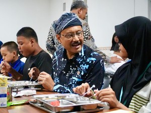 Makan Malam Bersama di Sekolah Rakyat, Gus Ipul Dengarkan Kisah Haru Siswa