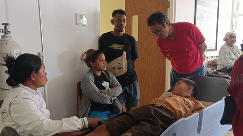 Salah satu siswa SMPN 8 Kupang yang diduga keracunan MBG kembali dilarikan ke rumah sakit. (Simon Selly/detikBali)