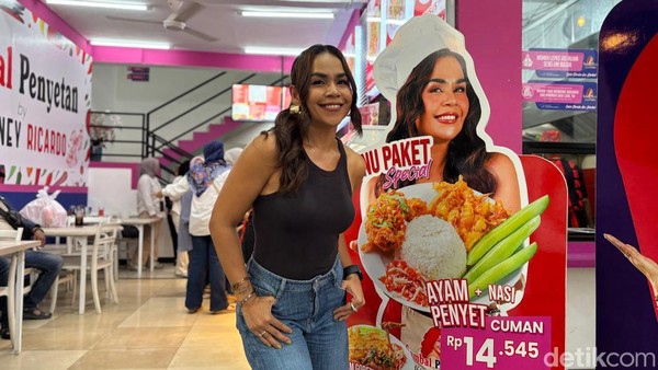 Sedap! Melaney Ricardo Jualan Sambal Penyetan Mulai Rp 14.000