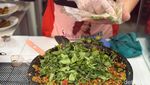 Sedap! Melaney Ricardo Jualan Sambal Penyetan Mulai Rp 14.000