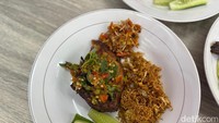 Harga yang ditawarkan terjangkau. Di sini ada paket Rp 14.000 nasi dan ayam bakar yang disajikan dengan kondimen komplet. Foto: detikcom/Riska Fitria