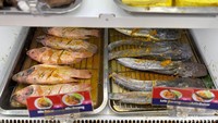 Untuk lauk-pauknya disajikan dalam keadaan mentah di dalam kulkas, sehingga tetap segar. Setelah dipilih baru diserahkan ke pelayan untuk dimasak. Foto: detikcom/Riska Fitria