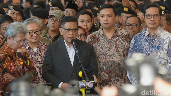 Sekjen PDIP Hasto Kristiyanto divonis hukuman penjara di Pengadilan Tipikor Jakarta Pusat, Jumat (25/7/2025). Hakim menyatakan Hasto terbukti bersalah memberi suap mantan komisioner KPU Wahyu Setiawan terkait pengurusan pergantian antarwaktu (PAW) anggota DPR periode 2019-2024 untuk Harun Masiku.