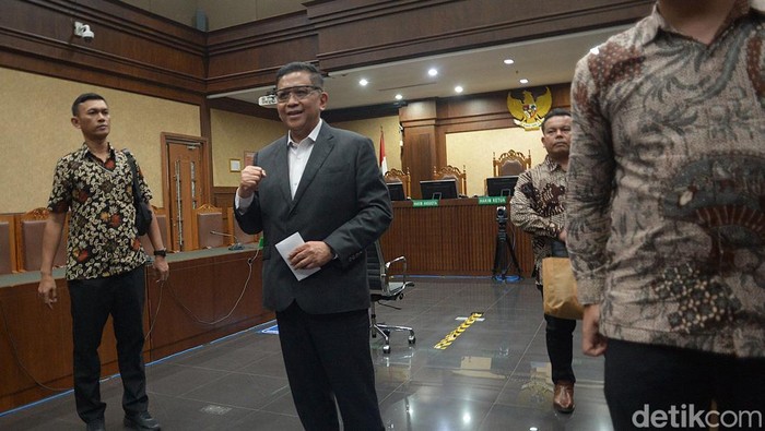 Sekjen PDIP Hasto Kristiyanto divonis hukuman penjara di Pengadilan Tipikor Jakarta Pusat, Jumat (25/7/2025). Hakim menyatakan Hasto terbukti bersalah memberi suap mantan komisioner KPU Wahyu Setiawan terkait pengurusan pergantian antarwaktu (PAW) anggota DPR periode 2019-2024 untuk Harun Masiku.