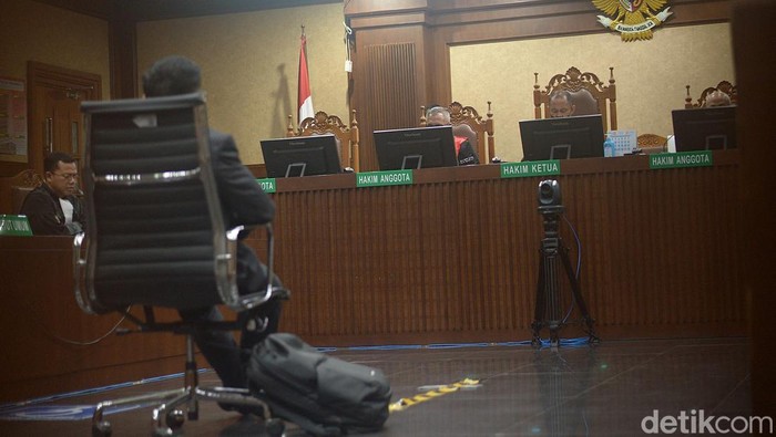 Sekjen PDIP Hasto Kristiyanto Divonis 3,5 Tahun Penjara! Sekjen PDIP Hasto Kristiyanto divonis hukuman penjara di Pengadilan Tipikor Jakarta Pusat, Jumat (25/7/2025). Hakim menyatakan Hasto terbukti bersalah memberi suap mantan komisioner KPU Wahyu Setiawan terkait pengurusan pergantian antarwaktu (PAW) anggota DPR periode 2019-2024 untuk Harun Masiku.