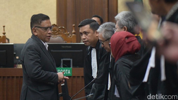 Sekjen PDIP Hasto Kristiyanto divonis hukuman penjara di Pengadilan Tipikor Jakarta Pusat, Jumat (25/7/2025). Hakim menyatakan Hasto terbukti bersalah memberi suap mantan komisioner KPU Wahyu Setiawan terkait pengurusan pergantian antarwaktu (PAW) anggota DPR periode 2019-2024 untuk Harun Masiku.