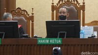 Hakim menyatakan Hasto terbukti bersalah memberi suap mantan komisioner KPU Wahyu Setiawan terkait pengurusan pergantian antarwaktu (PAW) anggota DPR periode 2019-2024 untuk Harun Masiku. Ketua majelis hakim Rios Rahmanto membacakan amar putusan, menjatuhkan pidana terhadap Terdakwa dengan pidana penjara selama 3 tahun dan 6 bulan.