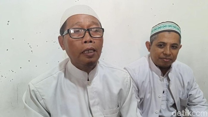 Sekretaris Mahkamah Front Persaudaraan Islam (FPI) DPD Jawa Tengah, Ustadz Abu Ayyas (kiri) dan Sekjen DPD FPI Jateng, Ustadz Amir Hamzah, saat ditemui di Pekalongan, Jumat (25/7/2025).
