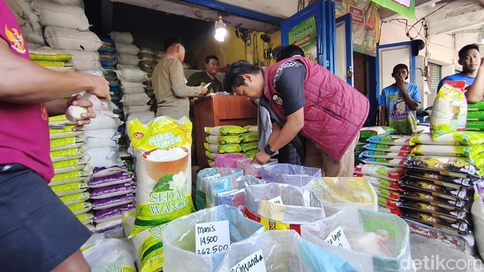 Sidak beras oplosan di Pasar Larangan Sidoarjo.
