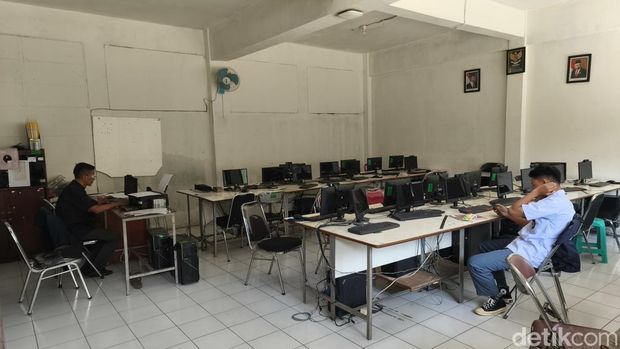 Suasana ruang laboratorium komputer SMA Taman Siswa Bandung yang hanya dihuni satu siswa