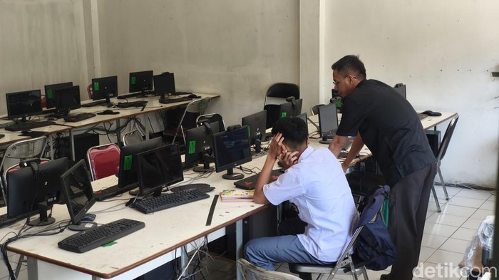 Suasana ruang laboratorium komputer SMA Taman Siswa Bandung yang hanya dihuni satu siswa