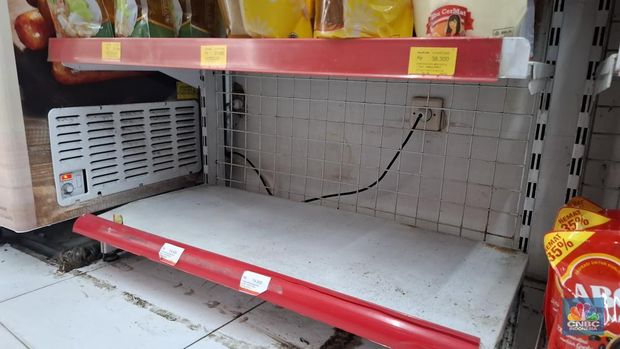Stok beras premium di beberapa gerai ritel modern di kawasan Jakarta Selatan tampak kosong setelah adanya penindakan kasus beras oplosan baru-baru ini. (CNBC Indonesia/Chandra Dwi Pranata)